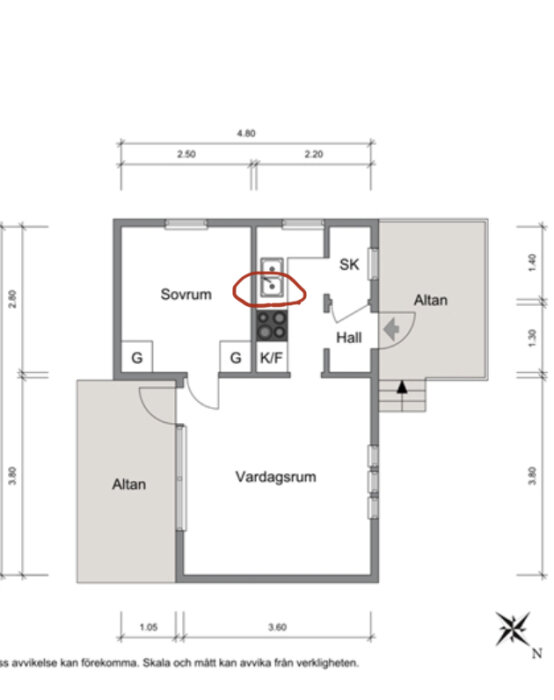 Planritning av 28 kvm sommarstuga med markerat kök, sovrum och vardagsrum. Röd markering vid kökets diskbänk visar misstänkt fuktskada.