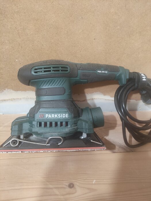 Parksides oscillerande planslip PSS 270 C3 på ett träbord, med sladd och märkeslogga synlig.