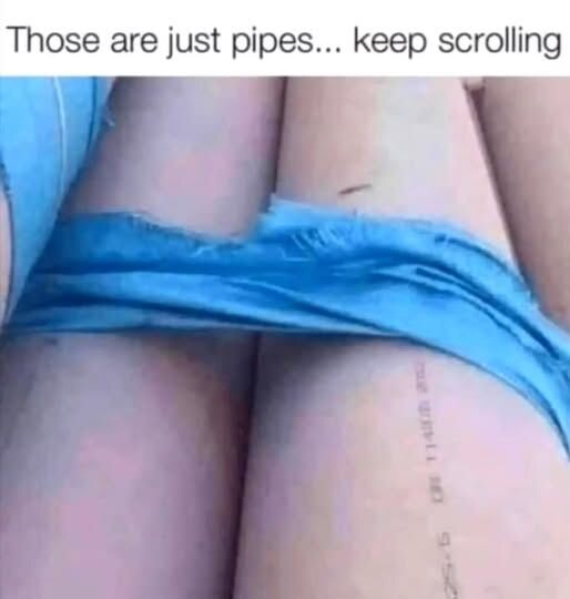 Himmelblå skyddsplasthöljda rör med text "Those are just pipes... keep scrolling" på bild, humoristisk optisk illusion.