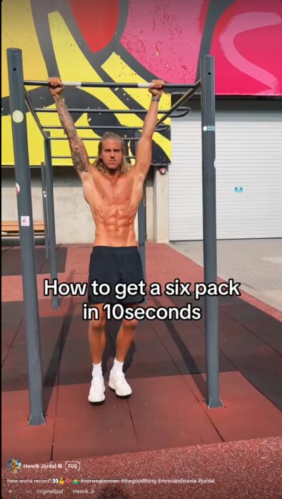En person gör pull-ups utomhus på en träningsställning, med text om att få ett sexpack på tio sekunder.