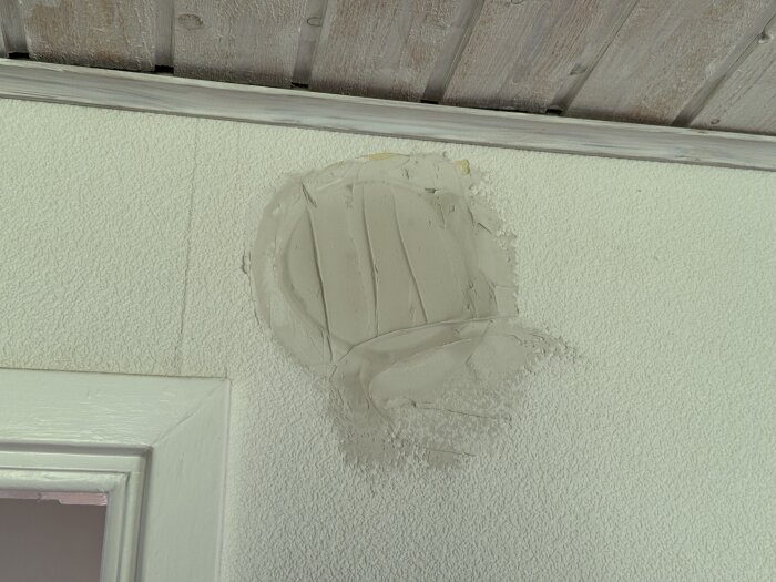 Gipsskiva lagad med spackel i väggen där högtalare tidigare var monterade.