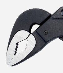 Närbild på Knipex Cobra tånghuvud med markerade "tänder" i grönt och främre gripdelen i rött, tänderna är vinklade för att greppa effektivt åt ett håll.