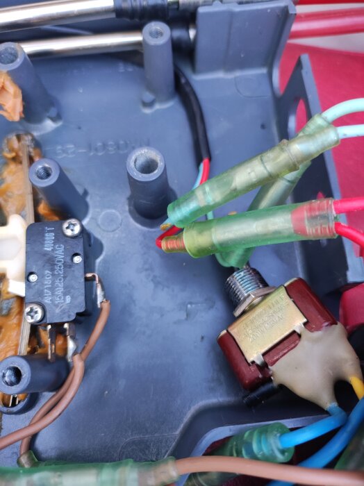 Kabeldragning och anslutningar för reglering av Yamaha båtmotor, närbild av färgglada kablar och kontakter i en elektronisk enhet.