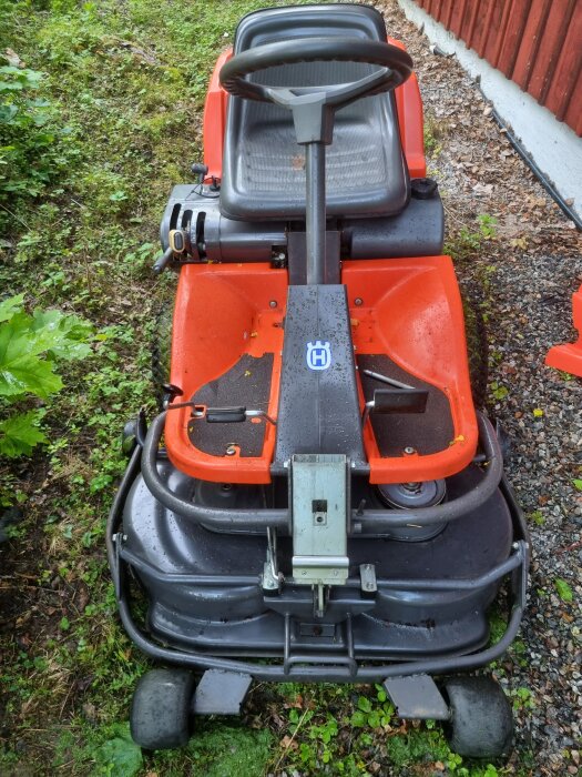 Husqvarna Rider 13 åkgräsklippare från år 2000, sedd uppifrån med klippdäck i "serviceläge".
