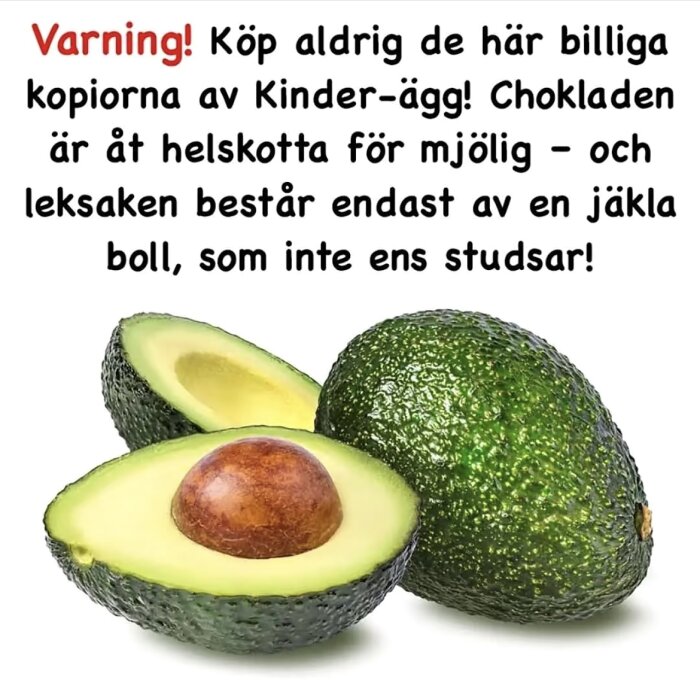Två avokador, en hel och en halverad med kärnan synlig, framför en humoristisk text om avokador som Kinder-ägg.