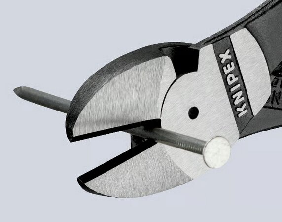 Kraftsidavbitare från Knipex klipper en pianotråd; käftarna ser inte rundade ut.