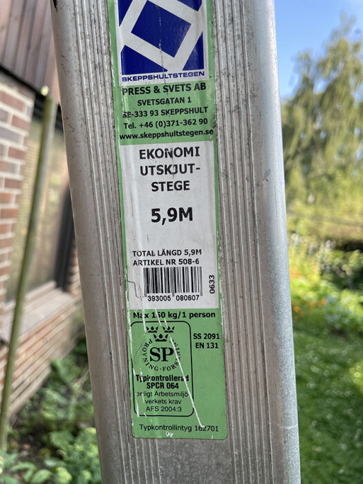 Etikett på en utskjutsstege från Skeppshult, total längd 5,9 meter med säkerhetsinformation och kontrollmärken.