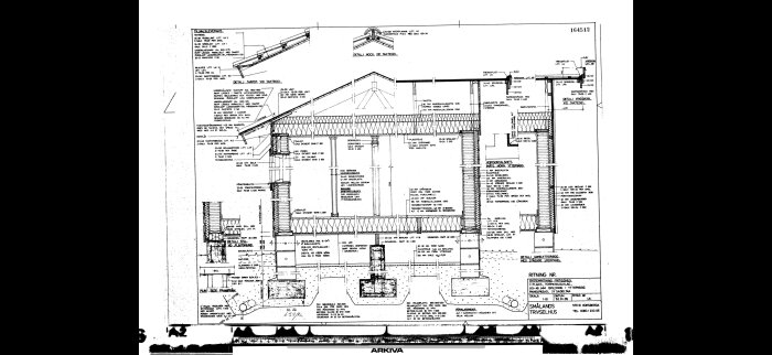 Ritning av ett 1-plans trähus med detaljerad beskrivning av konstruktion och material, inkluderar grund, takstomme och fönster.