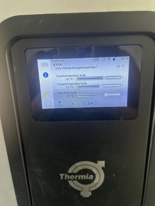 Thermia-pannans display visar kyla inställd med starttemp 18°C, stopptemp 13°C, och börvärde 17°C. Temperaturen i pannrummet är 33 grader.