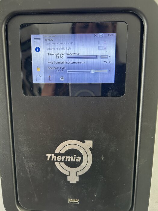 Display på Thermia panna visar kylainställningar och temperaturer.