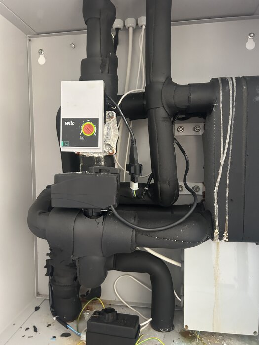 Wilo pump och rörledning i ett pannrum, relaterad till Thermia panna och Danfoss reglage.