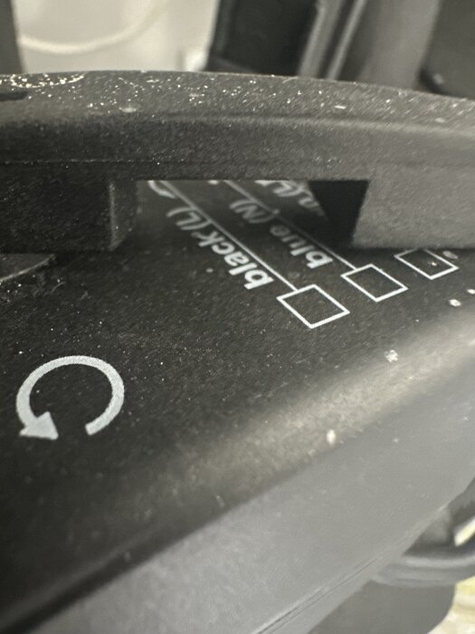 Termostatinställningar på en panna, med pilar och färgkodning för ledningar.