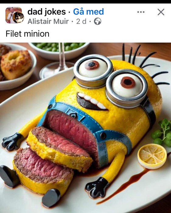 Kreativ matpresentation med en karaktärsformad kötträtt, liknande en figur, serverad på en tallrik med citron och grönt som garnityr.