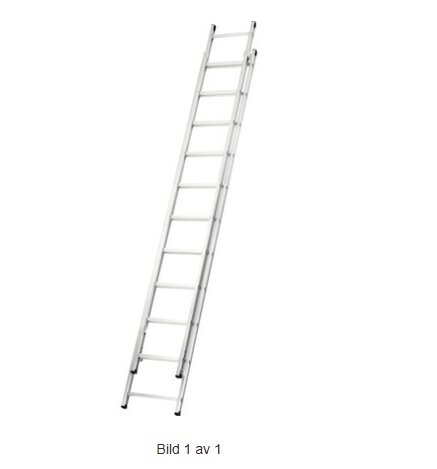 En utdragen stege med flera sektioner, av aluminium, visas i en sned vinkel. Stegen har stabila stöd längst ned och är lämplig för byggprojekt.