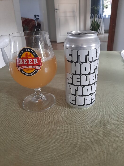 En ölburk märkt "Citra Hop Selection 2023" bredvid ett glas med öl från festival i Malmö.