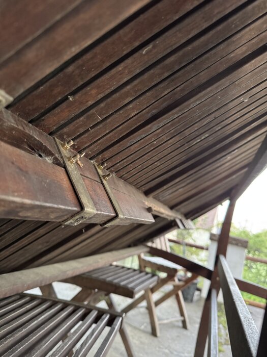 Trästol med skeva pinnar, detaljerad närbild på konstruktionen.