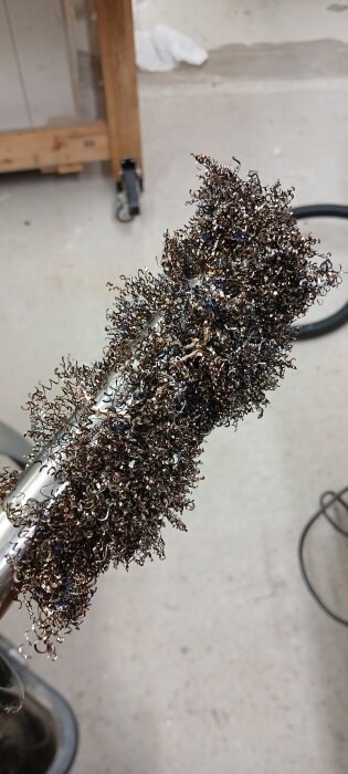 Metallspån fastnade på ett verktyg i en verkstadsmiljö.