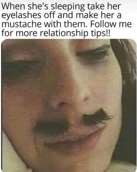 En kvinna sover med lösa ögonfransar placerade som en mustasch under näsan. Text om relationstips syns högst upp.