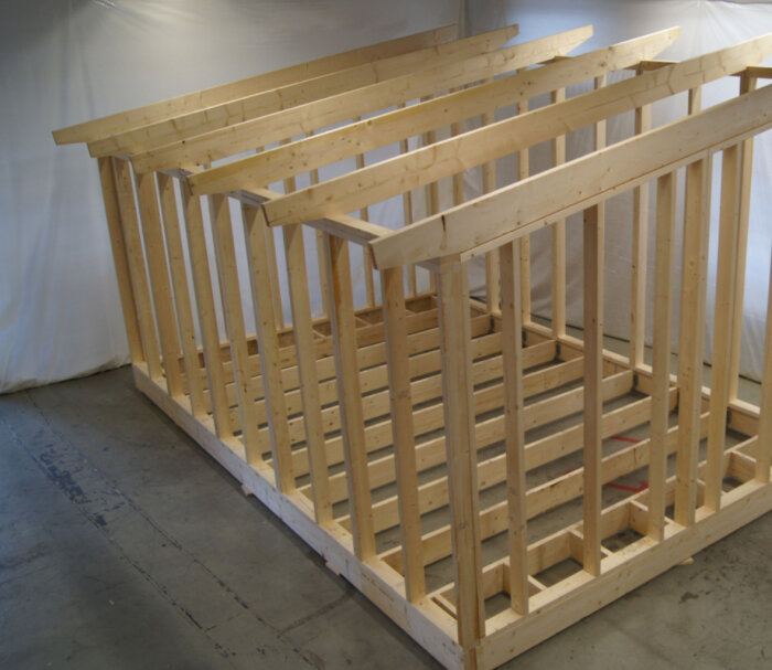 Träram för kallförråd under konstruktion med takreglar som inte är generade, takfot ska lösas med takplåt på spikläkt.