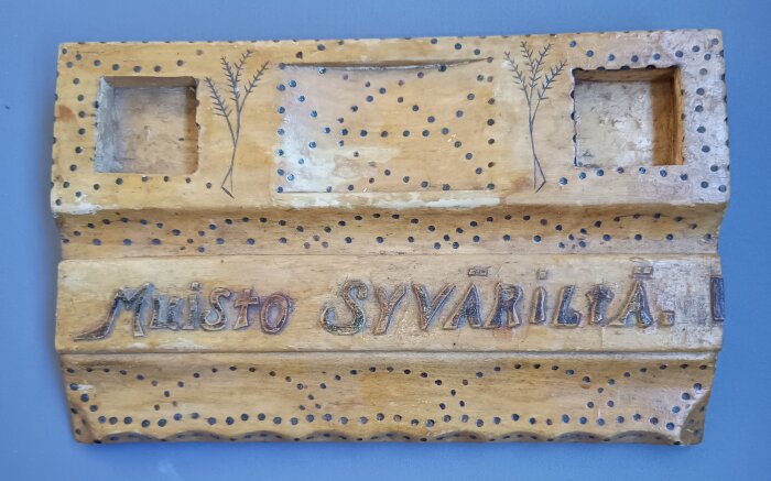 Snidat pennskrin från en skyttegrav vid ryska gränsen, dekorerat med mönster och inskriptionen "Muisto Syväriltä".