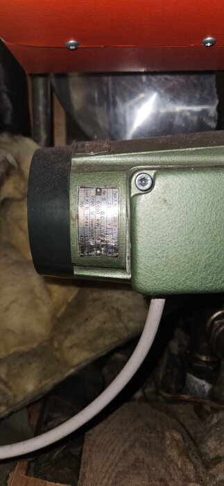 Gammal elpatron i närbild med etikett, kopplad till varmvattenberedare.