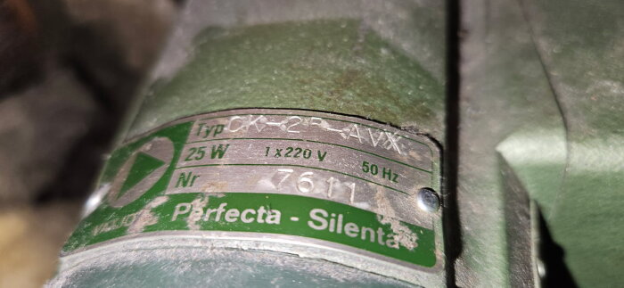 Etikett på gammal elpatron, visar "Typ CK-2F-LVMX", "25 W", "1x220 V", "50 Hz" och nummer "7611", text "Perfecta - Silenta" synlig.