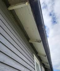 Takfot med synliga takstolar och lutande underslag, visar olika vinklar och behov av anpassning för rännkrokar.