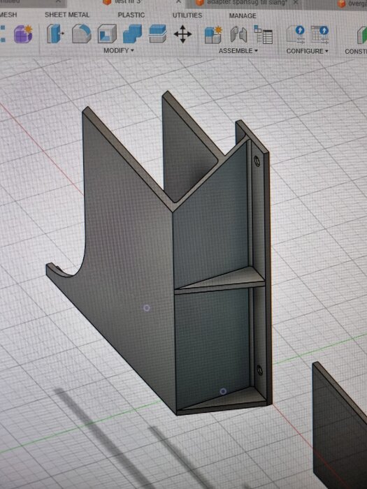 3D-modell av en del i CAD-program, framtagen för utskrift i 256x256x250mm storlek, med planerad vidareutveckling i Fusion och materialbyte till PETG.