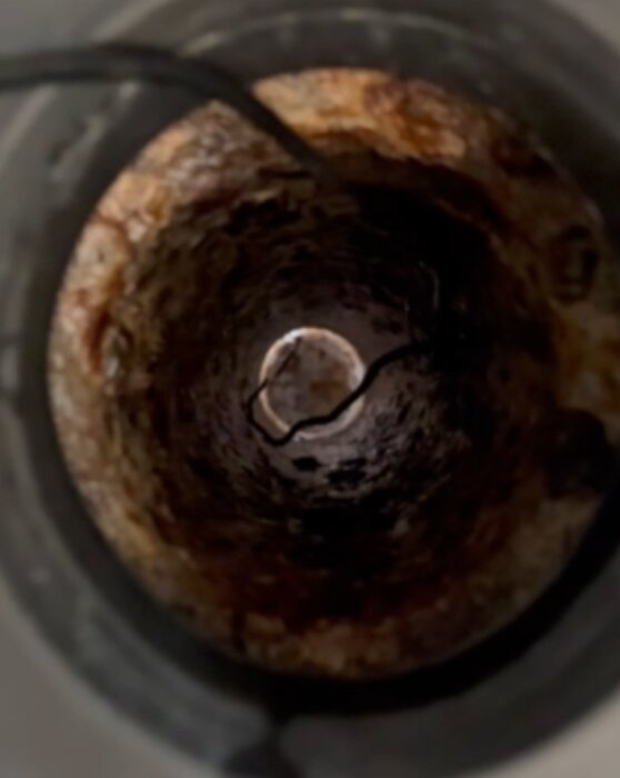 Rostigt gjutjärnsrör, troligen exteriört, från ett hus byggt 1968.