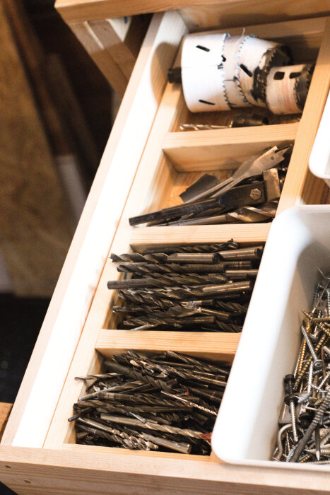 Trälåda med fack innehållande olika slags borr: 0-8 mm, 9+ mm, plattborr och dosborr.