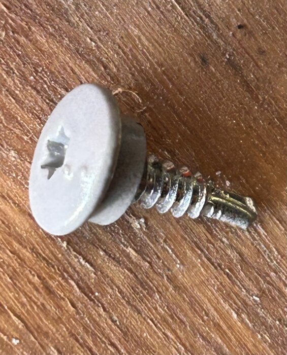 Självborrande plåtskruv utan tätning på träbord.