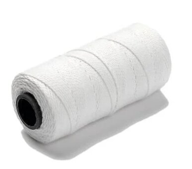 Vit spole av murarsnöre, även känt som riktsnöre, används för byggen, enkel och prisvärd, 125 meter för 40 kr från Byggmax.