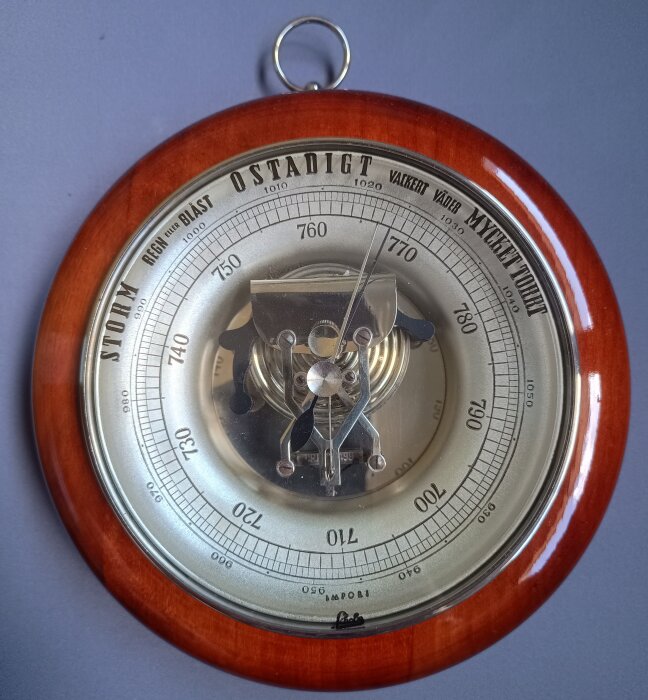 Barometer med träinramning, visar olika väderförhållanden som "Storm" och "Mycket Torrt," märkt med DRP, Tyska rikets patent.