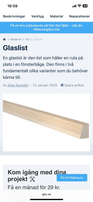 Trekantig glaslist i trä med tydlig ådring, används för att hålla glas på plats i fönsterbågar.