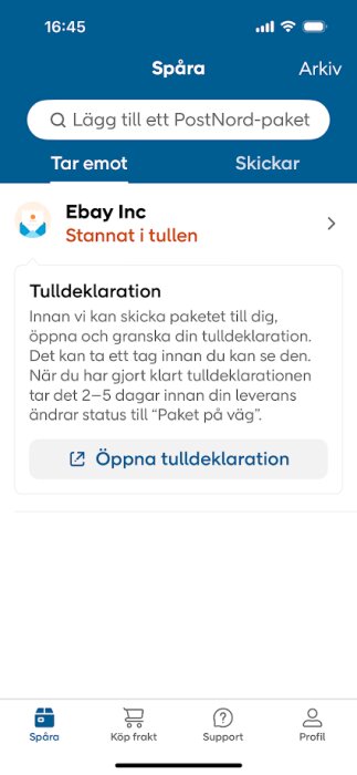 Skärmdump av Postnordappen som visar ett paket från Ebay Inc. som fastnat i tullen, med instruktioner om att granska tulldeklarationen.