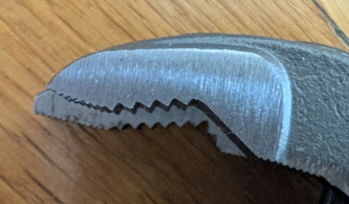 Närbild på tänderna hos en Bacho Polygrip och en Knipex Cobra- tång, liggandes ovanpå varandra för att visa skillnader i tändernas form.