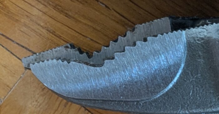 Tandade käkar på en Bacho Polygrip och Knipex Cobra, placerade ovanpå varandra för att visa skillnader i käkarnas form och tänder.