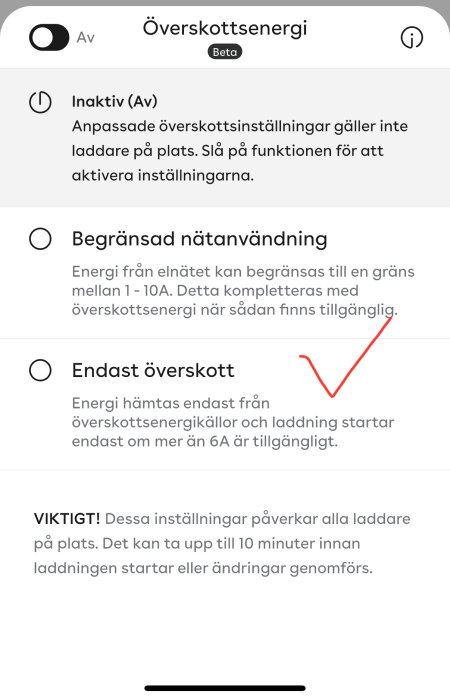 Skärmdump av inställningsmenyn för överskottsenergi i en laddboxapp som visar alternativ för inaktiv, begränsad nätanvändning, och endast överskott.