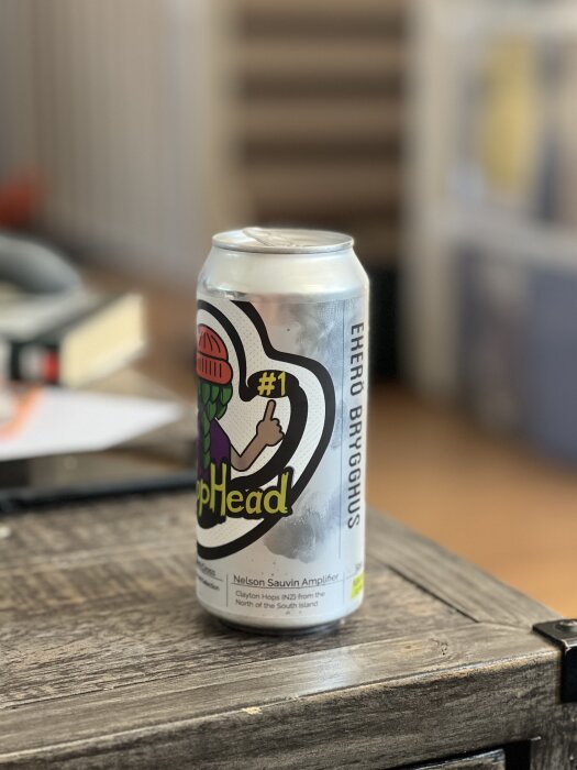 En burk HopHead-öl från Emmaboda Brygghus står på ett träbord.