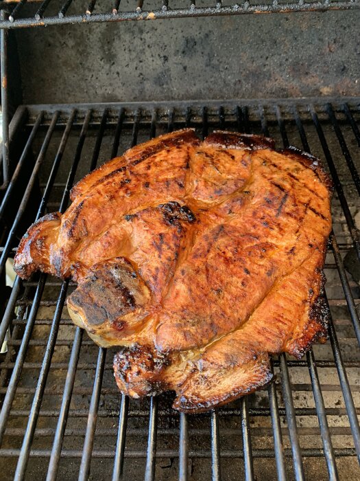 Grillad flintastek på grillgaller.