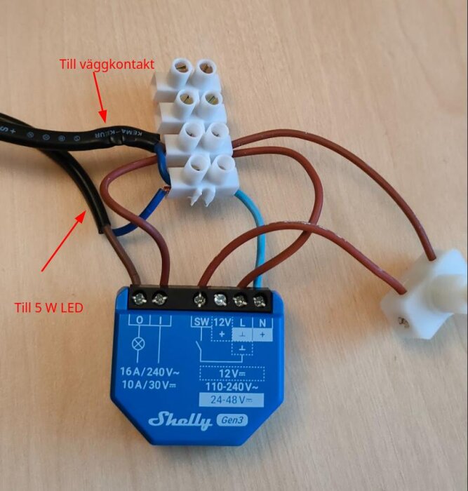 Kopplingsschema för Shelly Gen3 med kablar anslutna till väggkontakt och 5 W LED, inklusive märkningar för "live" och "load wires".