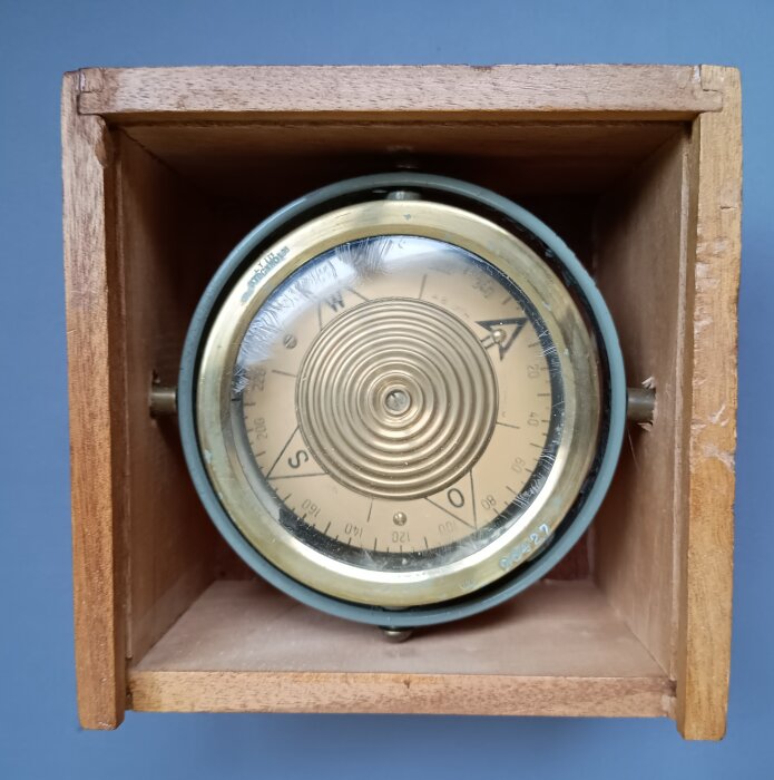 Kompass i trälåda från en större mätinstrumenttillverkare, inte i bästa skick.