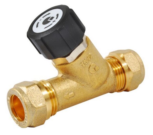 Ventil i mässing för påfyllning, med svart justeringsknapp och anslutningar på sidorna.