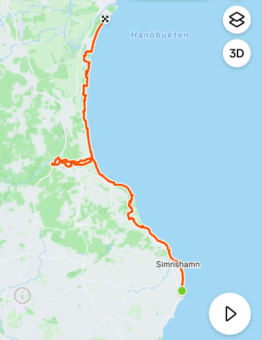 Karta som visar en rutt från Simrishamn längs kusten norrut, markerad med en orange linje, i området kring Hanöbukten i Sverige.