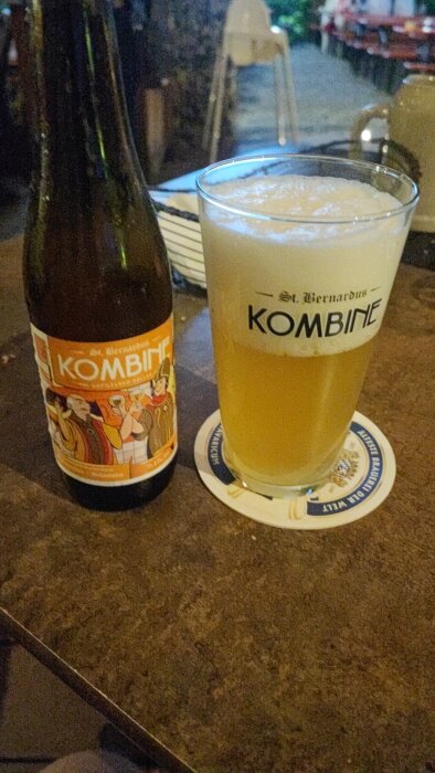 Flaska och glas med öl från Weihenstephan och ett belgiskt bryggeri på ett bord.