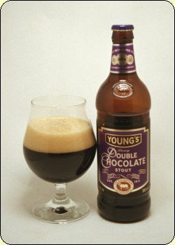 Flaska och glas med Young's Double Chocolate Stout, en mörk öl med rik skumkrona.