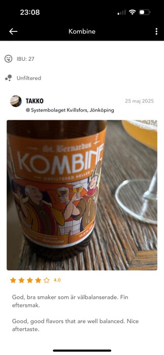 Flaska med St. Bernardus Kombine öl på ett bord bredvid ett glas, recenserad med god smak och fin eftersmak.