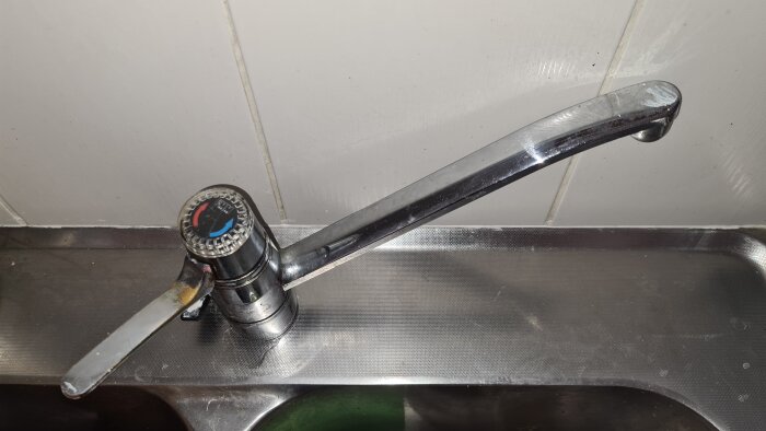 Köksblandare med ettgreppsdesign, sits i rostfritt stål, eventuellt från FM Mattsson 3000 eller 4000 serien.