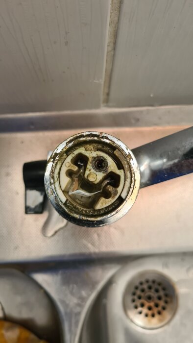 Närbild av insidan på en ettgreppsblandare, möjligtvis från FM Mattsson, avsedd för identifiering av serie.