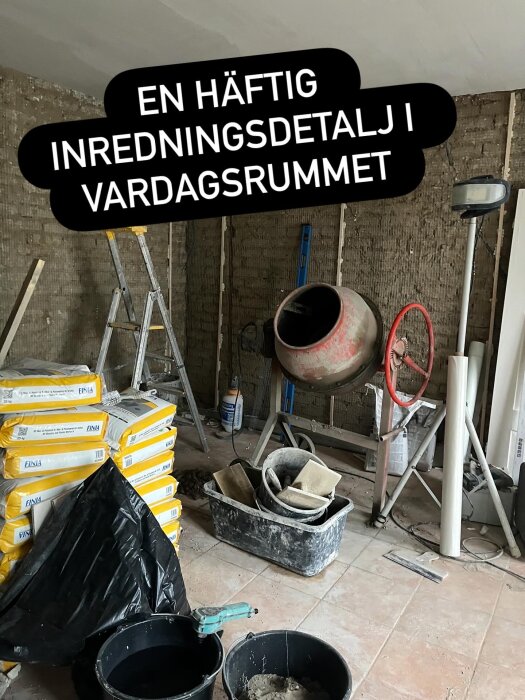 Betongblandare i ett vardagsrum under renovering, omgiven av säckar med byggmaterial, hinkar och verktyg. Textruta: "En häftig inredningsdetalj i vardagsrummet".